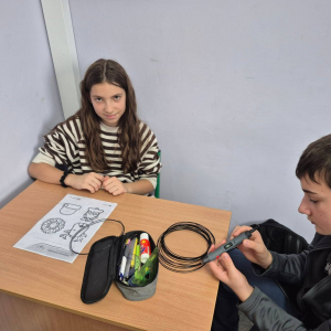 Uczniowie pracują z długopisami 3D i wykonują ozdoby świąteczne