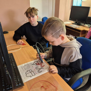 Uczniowie pracują z długopisami 3D i wykonują ozdoby świąteczne
