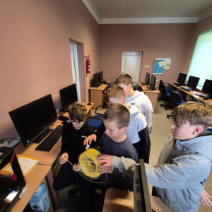 Uczniowie patrzą na pracę drukarki 3D