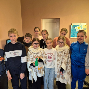 Uczniowie ze skrzatem wydrukowanym przez drukarkę