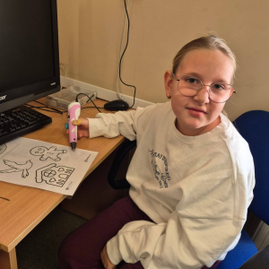 Uczniowie pracują z długopisami 3D i wykonują ozdoby świąteczne