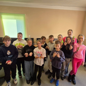 Uczniowie prezentują swoje ozdoby świąteczne wykonane długopisami 3D