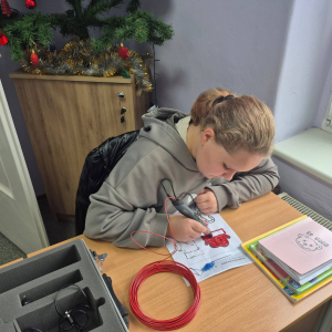 Uczniowie pracują z długopisami 3D i wykonują ozdoby świąteczne