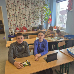 Uczniowie pracują z klockami LEGO 