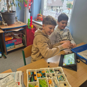 Uczniowie pracują z klockami LEGO 