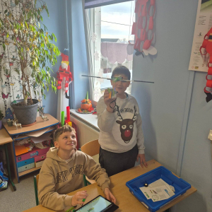 Uczniowie pracują z klockami LEGO 