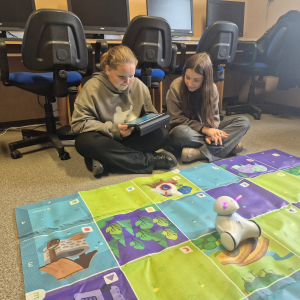 Uczennice programują robota