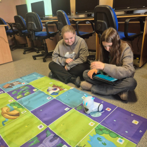 Uczennice programują robota