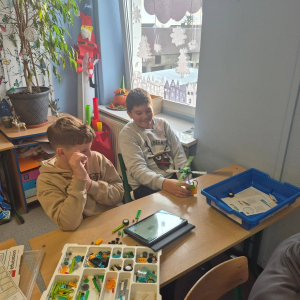 Uczniowie pracują z klockami LEGO 