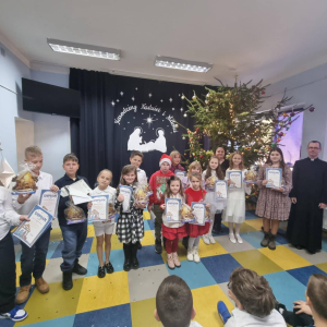 Uczestnicy konkursu z dyplomami i nagrodami 