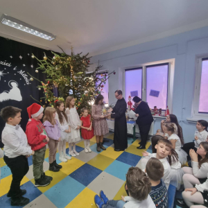 Ksiądz proboszcz wręcza nagrody 