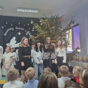 Śpiewanie pastorałek przez uczennice 