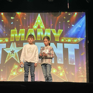 Uczniowie klasy II prezentują umiejętności układania kostki Rubika