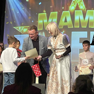 Wręczanie nagród i dyplomów, uczestnicy przyjmują gratulacje 