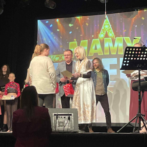 Wręczanie nagród i dyplomów, uczestnicy przyjmują gratulacje 