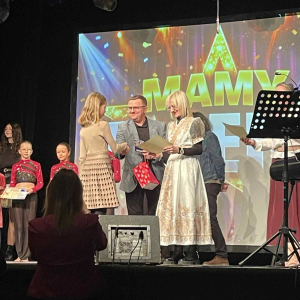 Wręczanie nagród i dyplomów, uczestnicy przyjmują gratulacje 