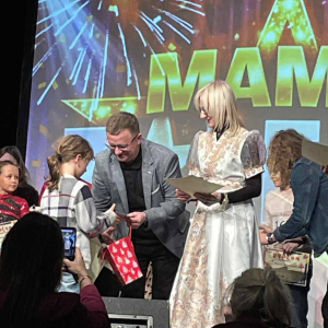 Wręczanie nagród i dyplomów, uczestnicy przyjmują gratulacje 