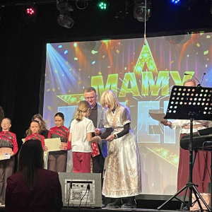 Wręczanie nagród i dyplomów, uczestnicy przyjmują gratulacje 