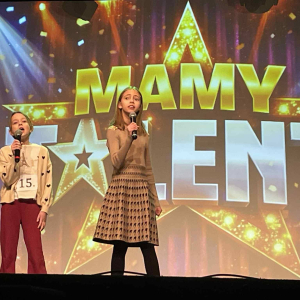 Uczestniczki z klasy IV prezentują swoje umiejętności wokalne 