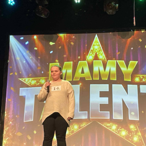 Uczennica klasy VI prezentuje swoje umiejętności wokalne 