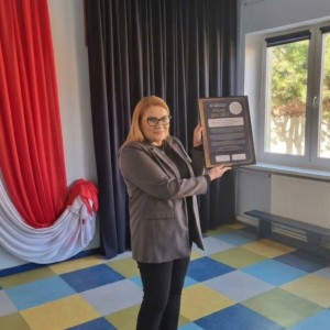 Pani Dyrektor z dumą prezentuje zdobyty certyfiakt