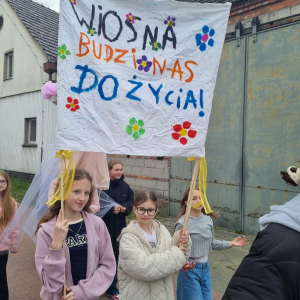 Przemarsz przez wieś z transperentami witajacymi wiosnę