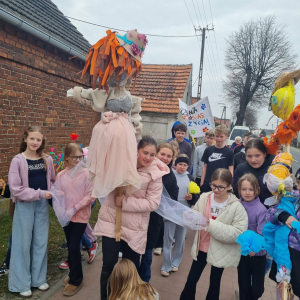 Przemarsz przez wieś z transperentami witajacymi wiosnę