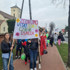 Przemarsz przez wieś z transperentami witajacymi wiosnę