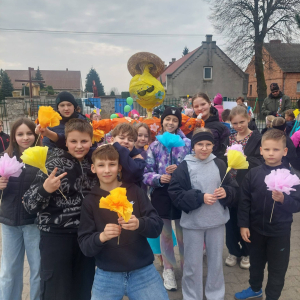 Przemarsz przez wieś z transperentami witajacymi wiosnę