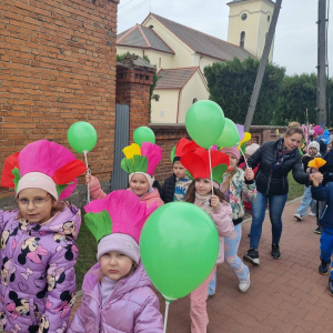 Przemarsz przez wieś z transperentami witajacymi wiosnę