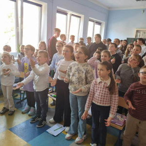 Uczestnicy warsztatów na korytarzu