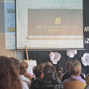 Pokaz ćwiczeń usprawniających pracę mózgu, w tym koncentrację, pamięć i uwaga 