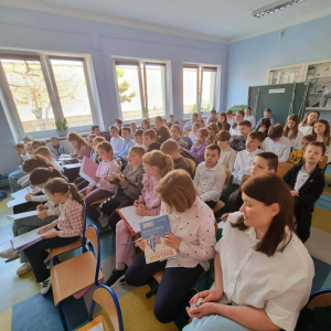 Uczestnicy warsztatów na korytarzu