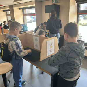 Uczniowie na sali poznawczej w Multibibliotece