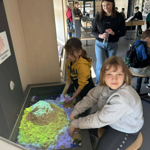 Uczniowie na sali poznawczej w Multibibliotece