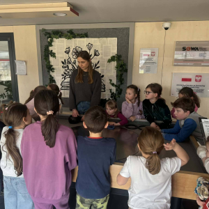 Uczniowie na sali poznawczej w Multibibliotece