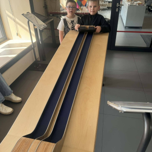 Uczniowie na sali poznawczej w Multibibliotece