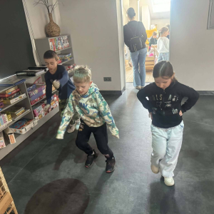 Uczniowie na sali zabaw w Multibibliotece