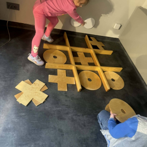 Uczniowie na sali zabaw w Multibibliotece