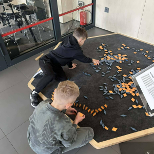 Uczniowie na sali poznawczej w Multibibliotece