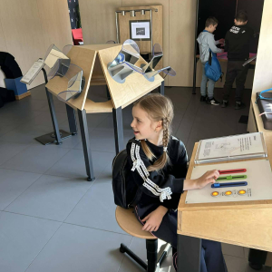 Uczniowie na sali poznawczej w Multibibliotece