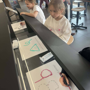 Uczniowie na sali poznawczej w Multibibliotece