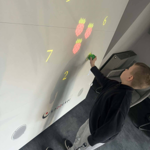 Uczniowie na sali zabaw w Multibibliotece