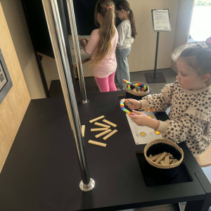 Uczniowie na sali poznawczej w Multibibliotece