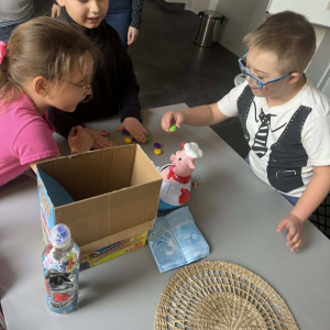 Uczniowie na sali zabaw w Multibibliotece