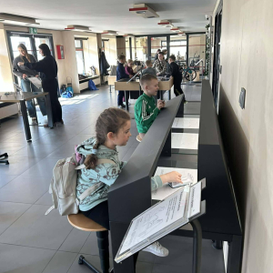 Uczniowie na sali poznawczej w Multibibliotece