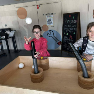 Uczniowie na sali poznawczej w Multibibliotece