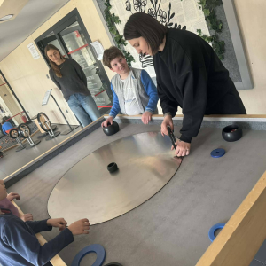 Uczniowie na sali poznawczej w Multibibliotece