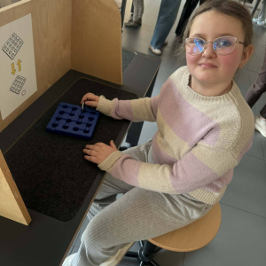 Uczniowie na sali poznawczej w Multibibliotece