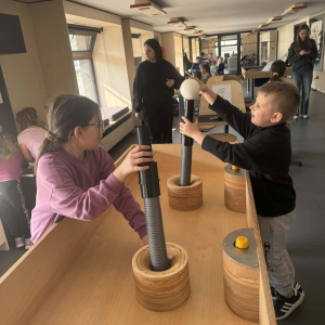 Uczniowie na sali poznawczej w Multibibliotece